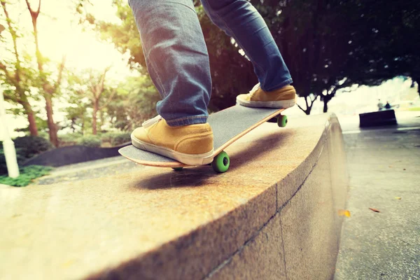 Скейтбордистські ноги верхи на міському скейтпарку — стокове фото