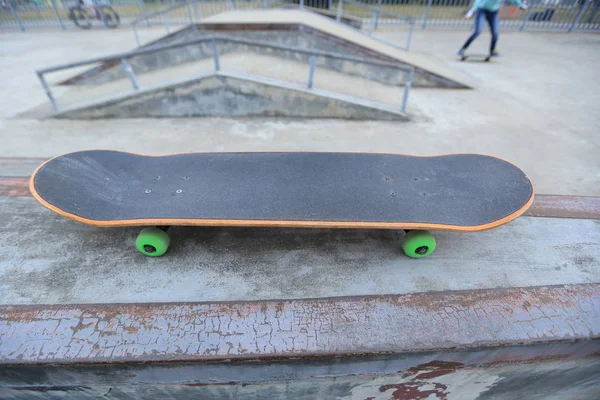 One skateboard at skatepark — Stock Photo, Image