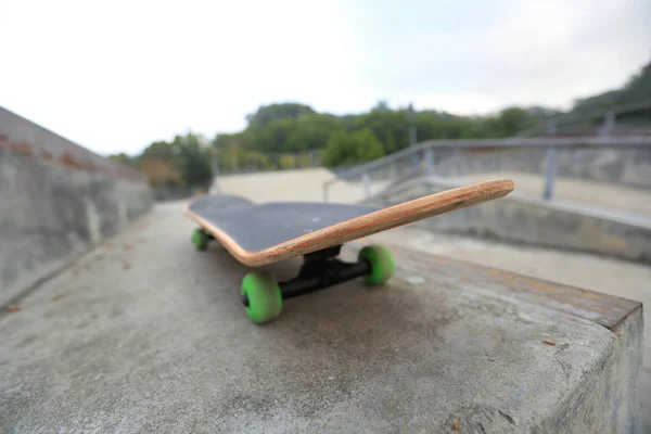 Jeden skateboard na skatepark — Stock fotografie