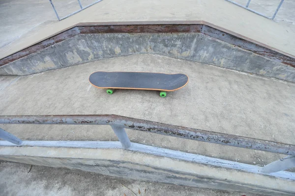 Jeden deskorolka o skatepark — Zdjęcie stockowe