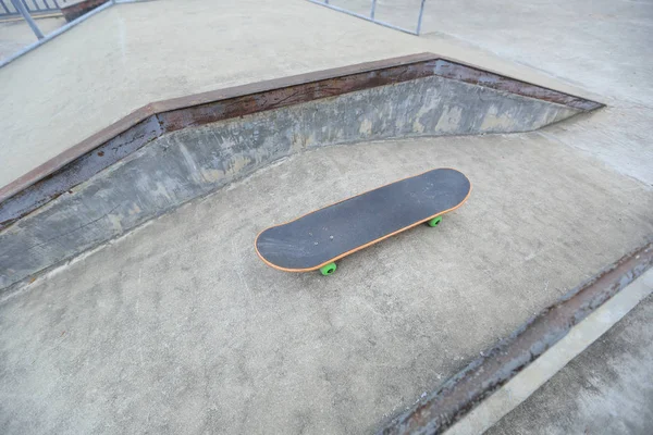 Uno skateboard allo skatepark — Foto Stock
