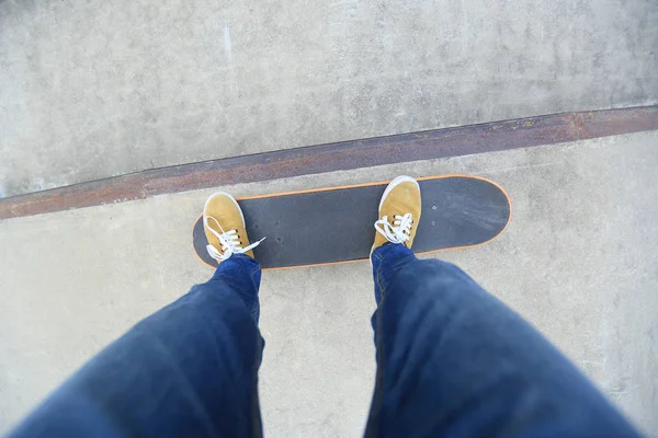 Skateboarder jambes équitation skateboard — Photo