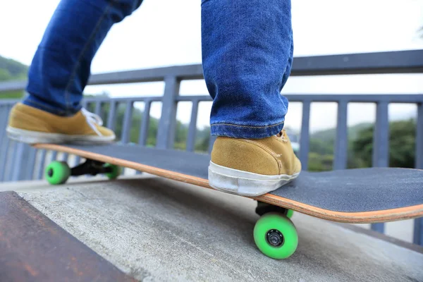 Skateboarder jambes équitation skateboard — Photo