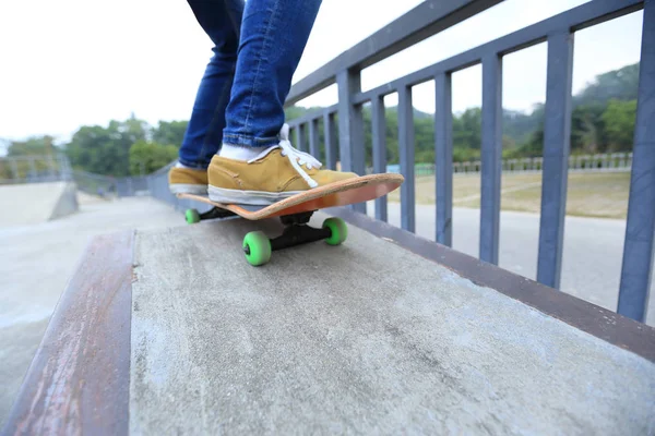 Skateboarder jambes équitation skateboard — Photo