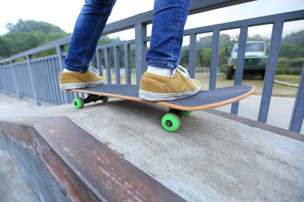 Skateboardåkare ben ridning skateboard — Stockfoto