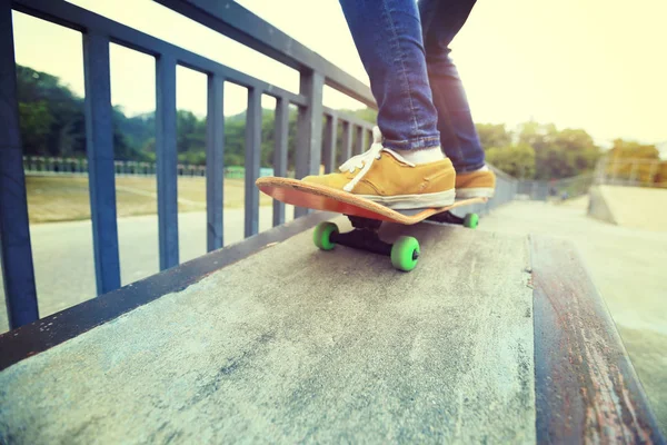 Skateboarder benen skateboard rijden — Stockfoto