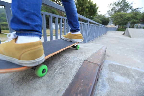 Skateboardåkare ben ridning skateboard — Stockfoto