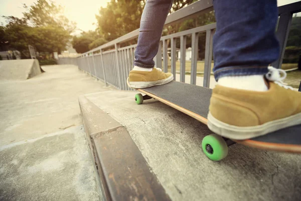 Skateboarder pernas andar de skate — Fotografia de Stock