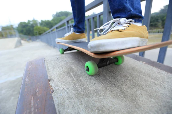 Skateboarder pernas andar de skate — Fotografia de Stock