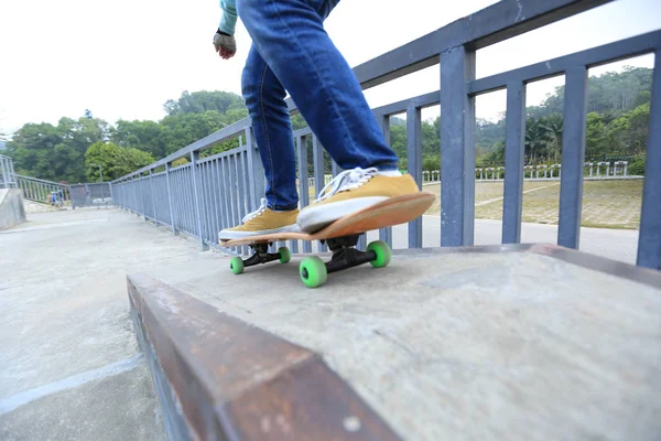 Skateboarder benen skateboard rijden — Stockfoto