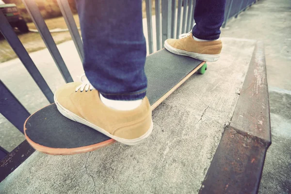 Πόδια skateboarder ιππασίας skateboard — Φωτογραφία Αρχείου