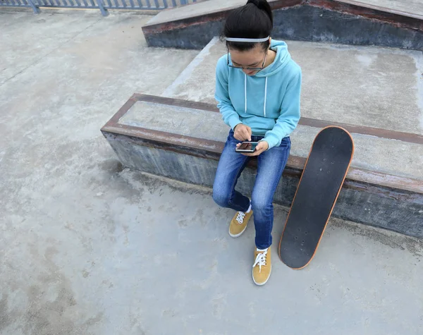 Unga skateboardåkare med smartphone — Stockfoto