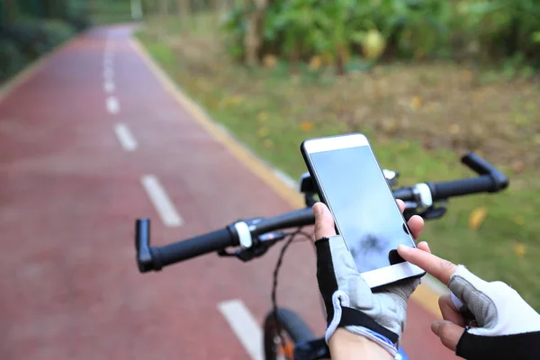 Mains de cycliste en utilisant le navigateur GPS — Photo