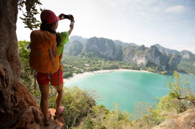 kadın ile fotoğraf çekerken sırt çantası 