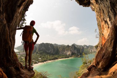 Sırt çantalı genç kadın. 