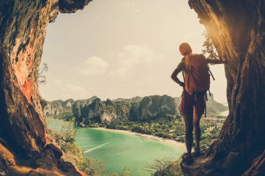 Sırt çantalı genç kadın. 