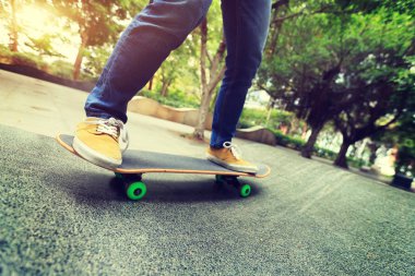 Kaykaycı bacaklar kaykay sürme  