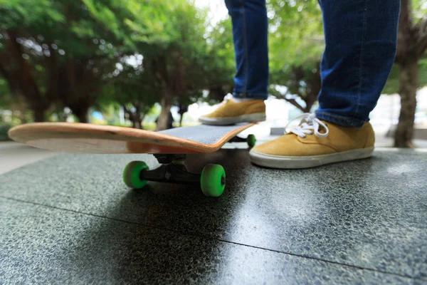Skateboarder pernas andar de skate — Fotografia de Stock