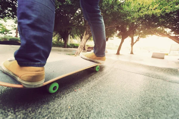 Skateboardåkare ben ridning skateboard — Stockfoto