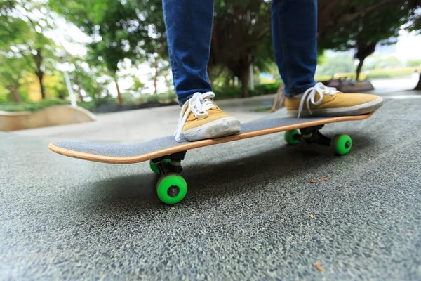 Skateboarder pernas andar de skate — Fotografia de Stock