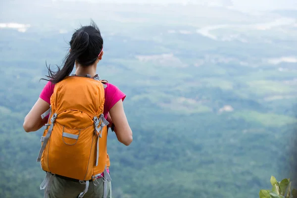 Viajero joven con mochila — Foto de Stock