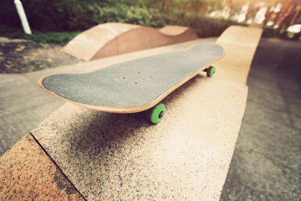 Skateboard in città skatepark — Foto Stock