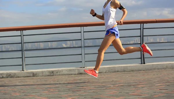 Młoda kobieta biegająca nad morzem — Zdjęcie stockowe