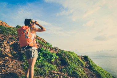 Sırt çantalı genç kadın.