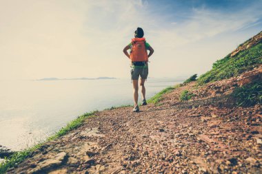 Sahil dağda yürüyen kadın