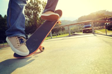 Genç kaykaycı pratik