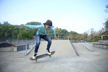 Genç kaykaycı pratik