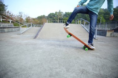 Genç kaykaycı pratik