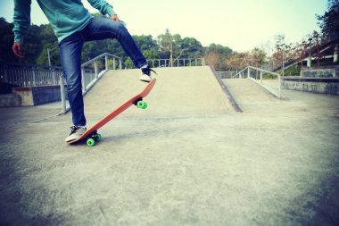 Genç kaykaycı pratik