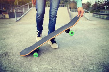 Genç kaykaycı pratik