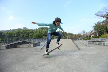 Genç kaykaycı pratik