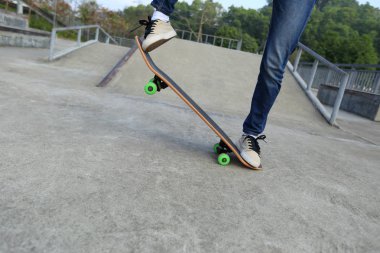 Genç kaykaycı pratik