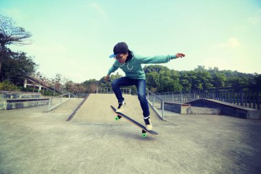 Genç kaykaycı pratik