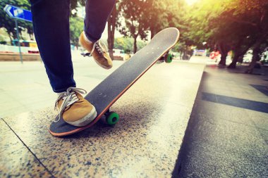 Genç kaykaycı pratik