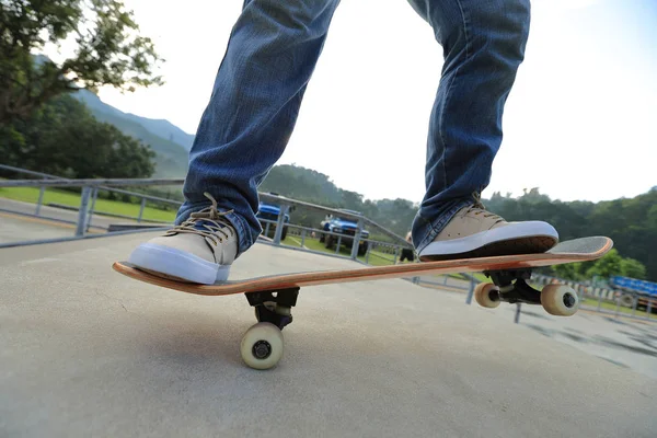 Mladý americký skateboardista cvičení — Stock fotografie