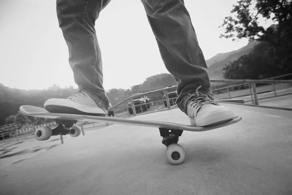 Jovem skatista praticando — Fotografia de Stock