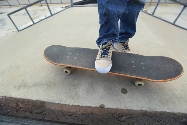 Giovane skateboarder praticare — Foto Stock