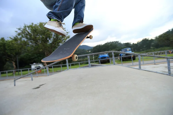 Jonge skateboarder beoefenen — Stockfoto