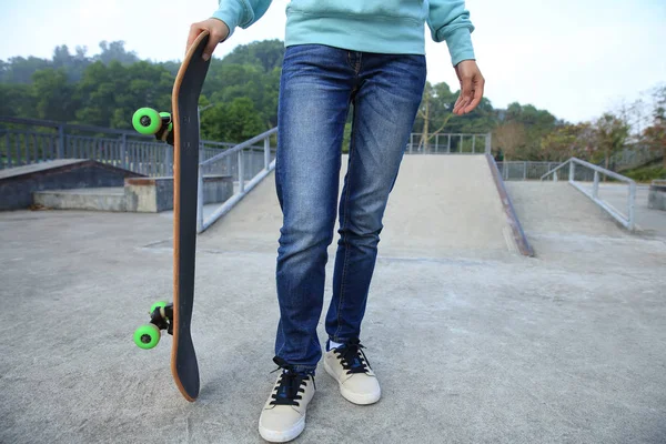 Joven patinador practicando — Foto de Stock