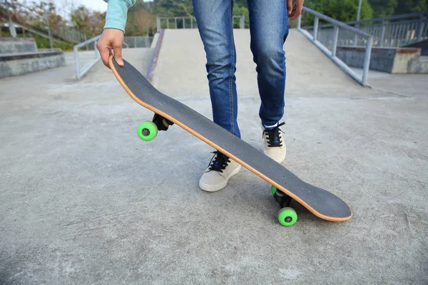 Joven patinador practicando — Foto de Stock