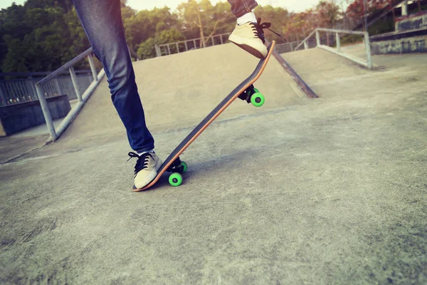 Joven patinador practicando — Foto de Stock