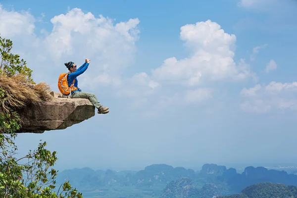 Femme assise sur la falaise de montagne — Photo