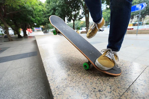 Jeune skateboarder pratiquant — Photo