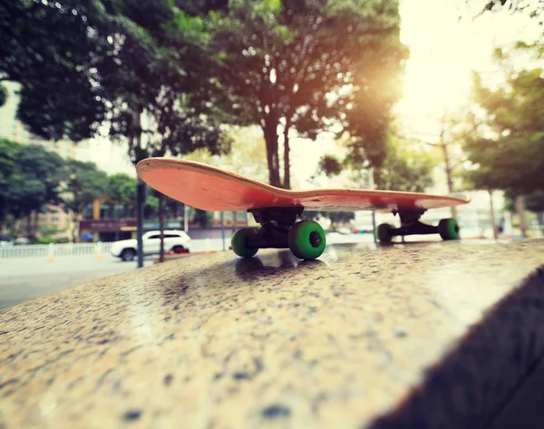 Skateboard au skatepark de la ville — Photo