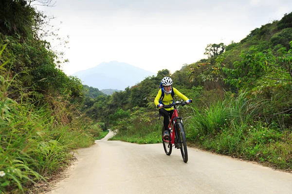 Riding mountain bike — Stock Photo, Image