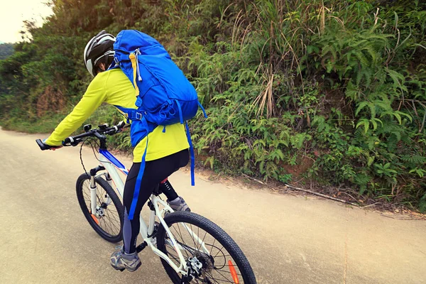 Riding mountain bike — Stock Photo, Image